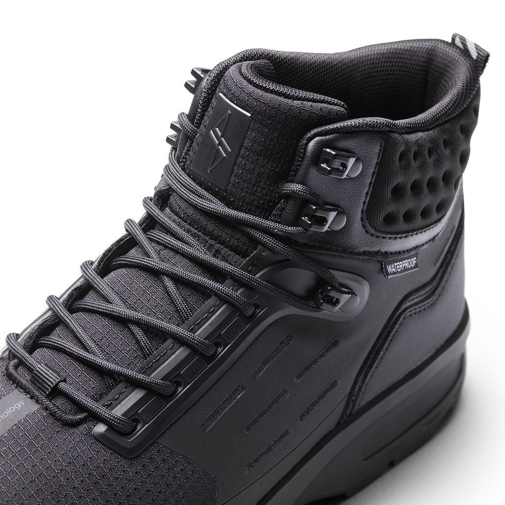 Nærbilde av skaftet på skoen Tracer TRX WP 2.0 i fargen Black Black Charcoal. Vanntett høst- og vintersko.